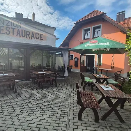 A Restaurace U Strnada ゲストハウス 3*